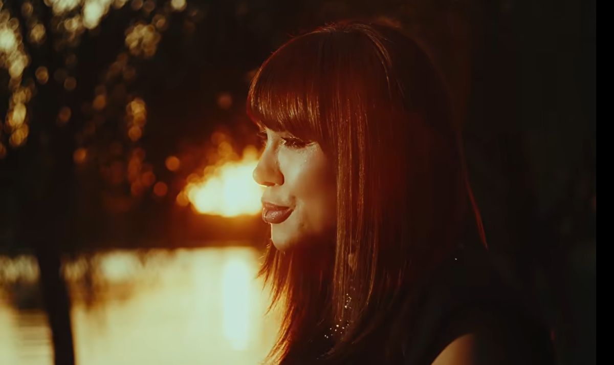 Denise Rifai în videoclipul „Hora Nebunelor”, lansat de Diana Matei