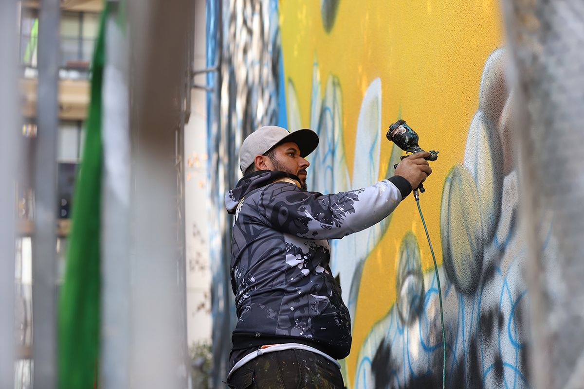 Fotbalistul Vinícius, pictură murală uriașă în centrul Bucureștiului. „Blocul acesta începe să devină faimos”. Lucrarea este realizată de un artist brazilian celebru