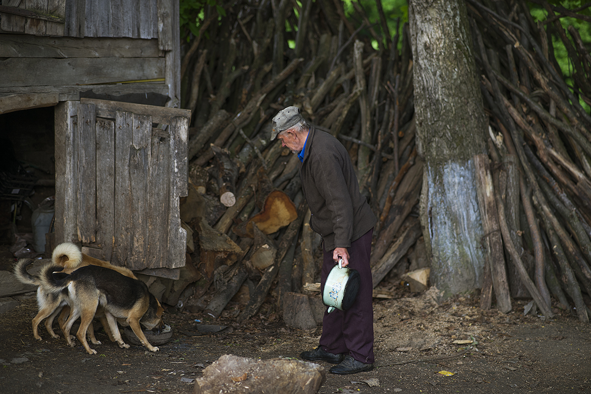 Izolate și când nu e pandemie, ultimele cinci familii din cătunul Marca Huta trăiesc rupte de civilizație, cu ce le dau pământul și animalele. “Suntem săraci, dar trăim bine! La ce să coborâm în vale?”