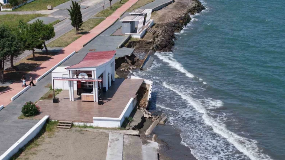 „Mai avem puțin și cădem în Marea Neagră!”. Eroziunea nu poate fi oprită, a ajuns la drum și amenință casele, la Samsun, în Turcia