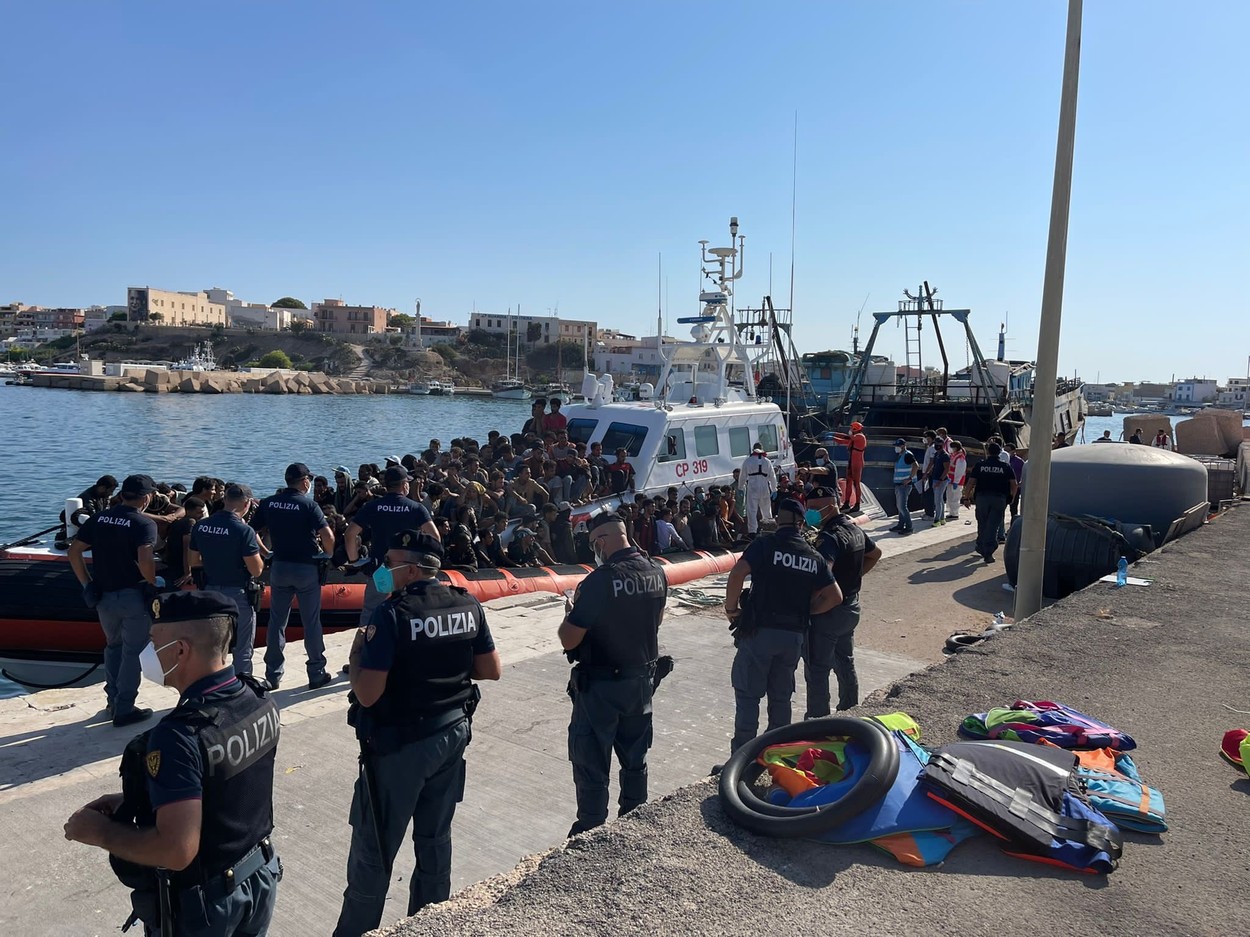 Sute de migranți, mulți copii și femei, găsiți într-o barcă, în Mediterană. „Unii cu urme de arsuri și răni provocate de arme de foc”