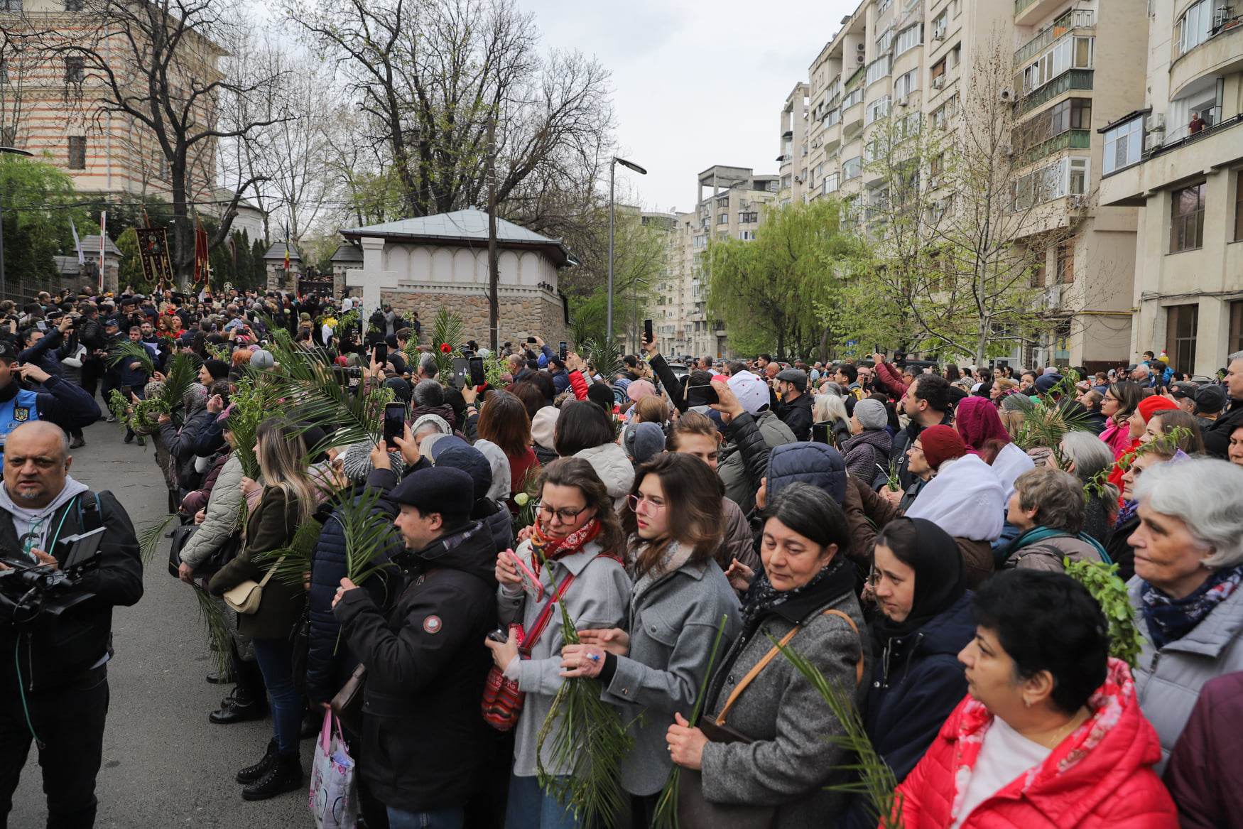 Pelerinaj de Florii în București. Sute de oameni au luat parte la procesiune. Traficul a fost restricționat. FOTO