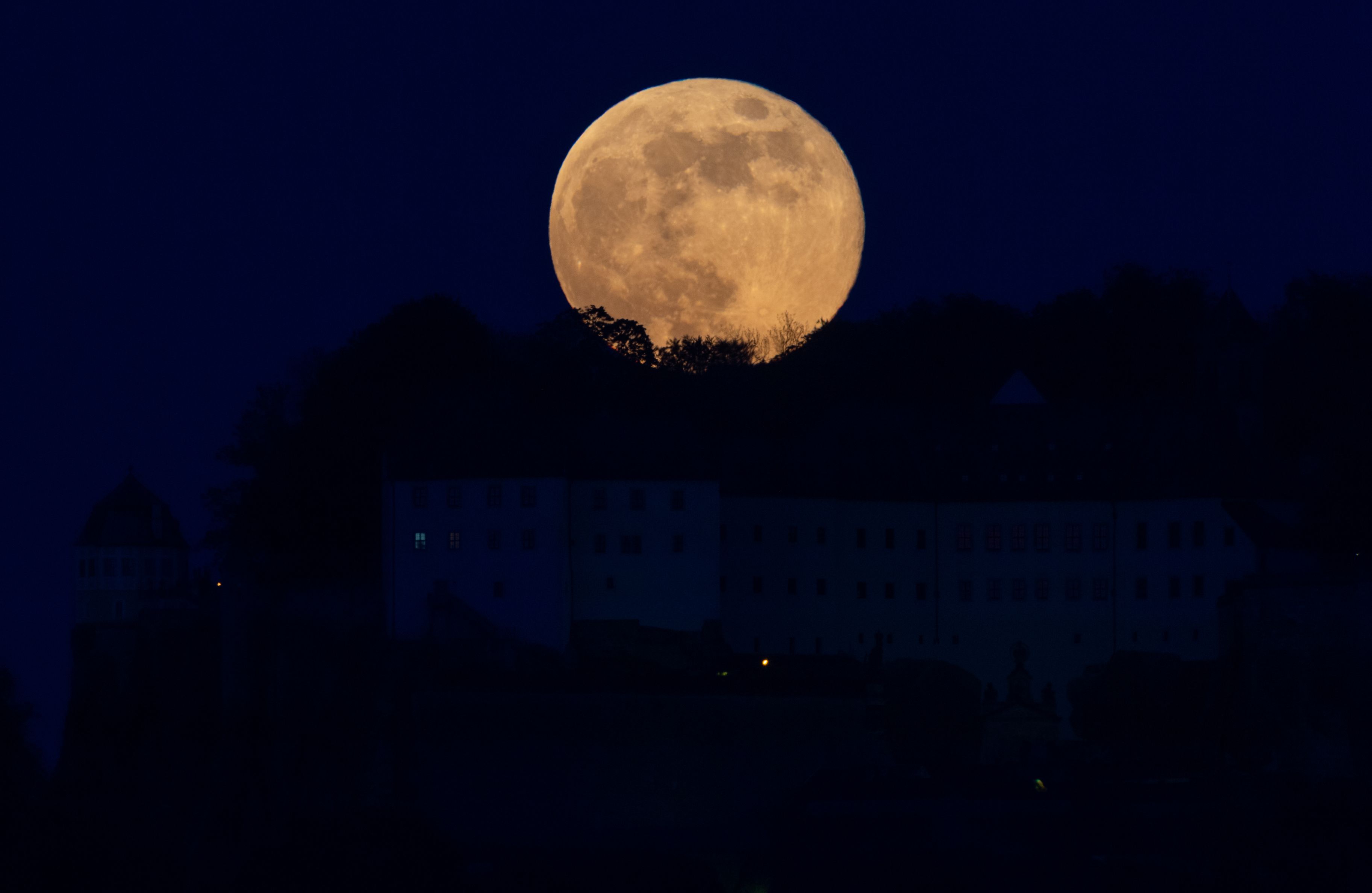 VIDEO | Imagini spectaculoase cu superluna, ultimul fenomen astronomic de acest fel din anul acesta