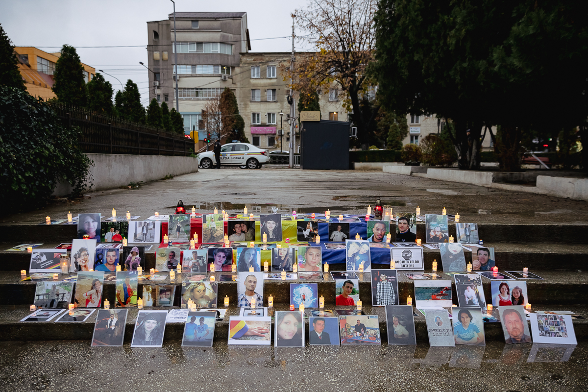 REPORTAJ. Victimele accidentelor auto au fost comemorate, la Bârlad, cu preot şi poliţişti: „Să nu mai avem asfalt însângerat!”