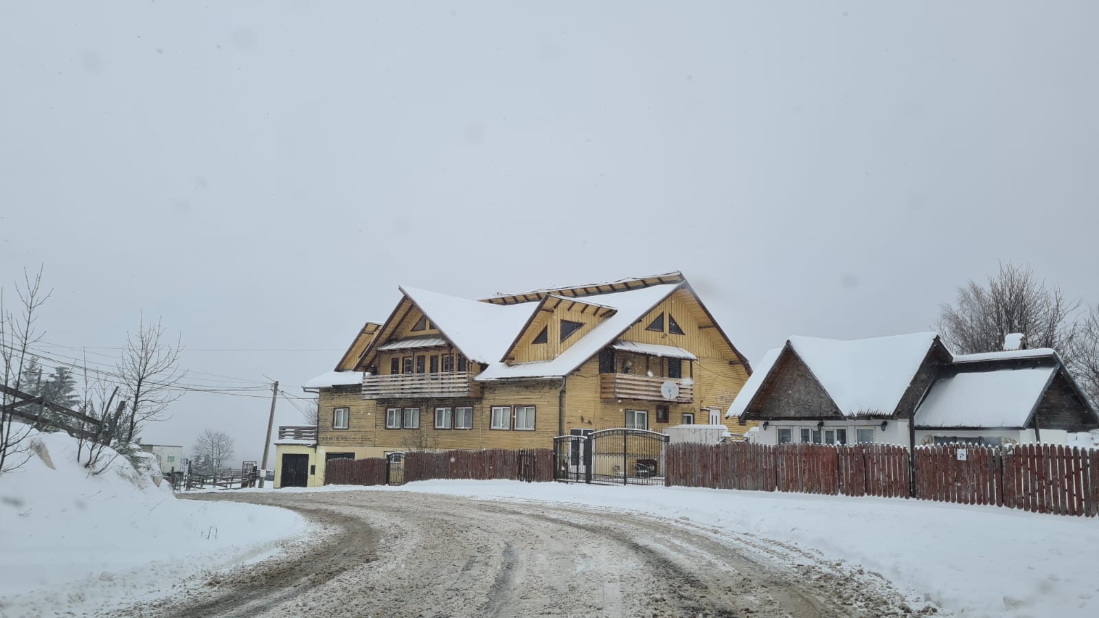 Ninsori abundente în Brașov, în aprilie. Mai multe mașini au rămas blocate din cauza zăpezii