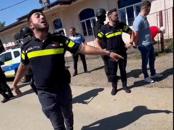 REPORTAJ Lacrimogene de campanie în Mihăilești, Giurgiu: polițiști înarmați și jandarmi au venit să oprească un protest față de primar