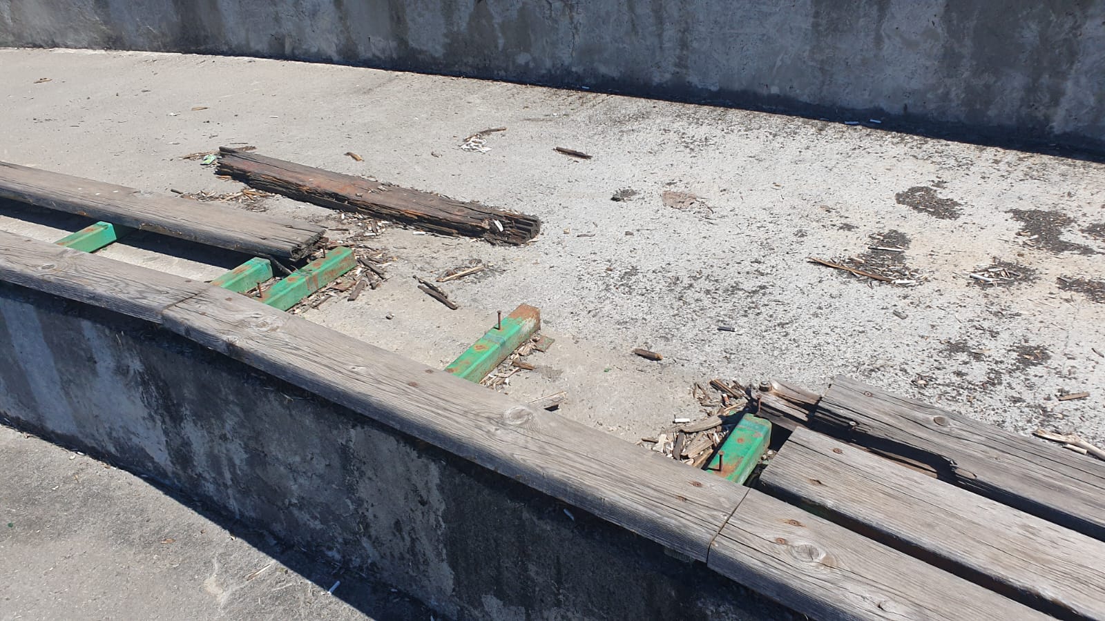 Apocalipsa din Parcul Tei: complexul de distracții abandonat, bănci vandalizate, munți de gunoaie, pontoane devastate. Pericol iminent de tragedii!