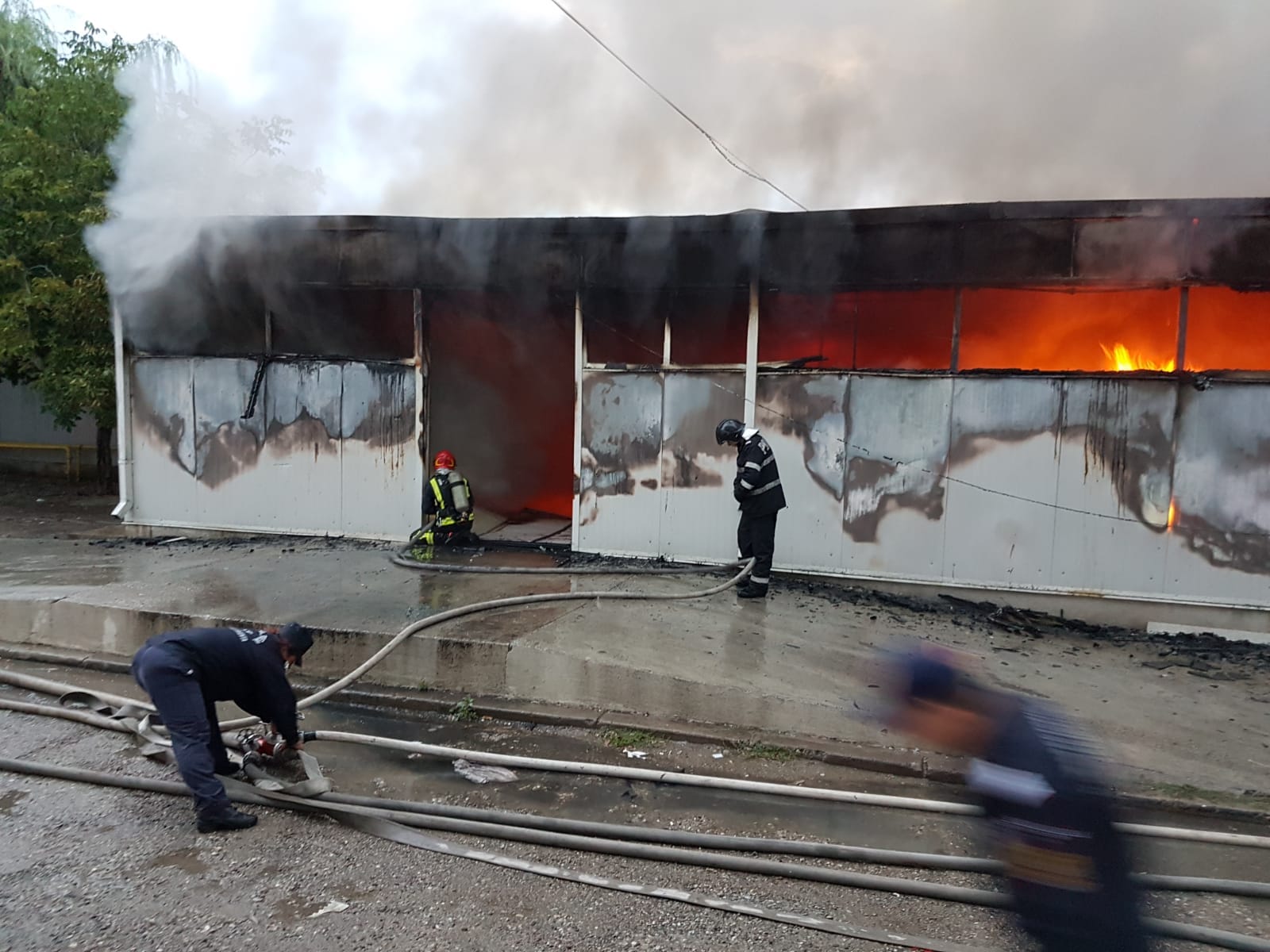 FOTO&VIDEO/ Incendiu puternic în Bacău la o hală de 600 mp în care funcţionau trei firme