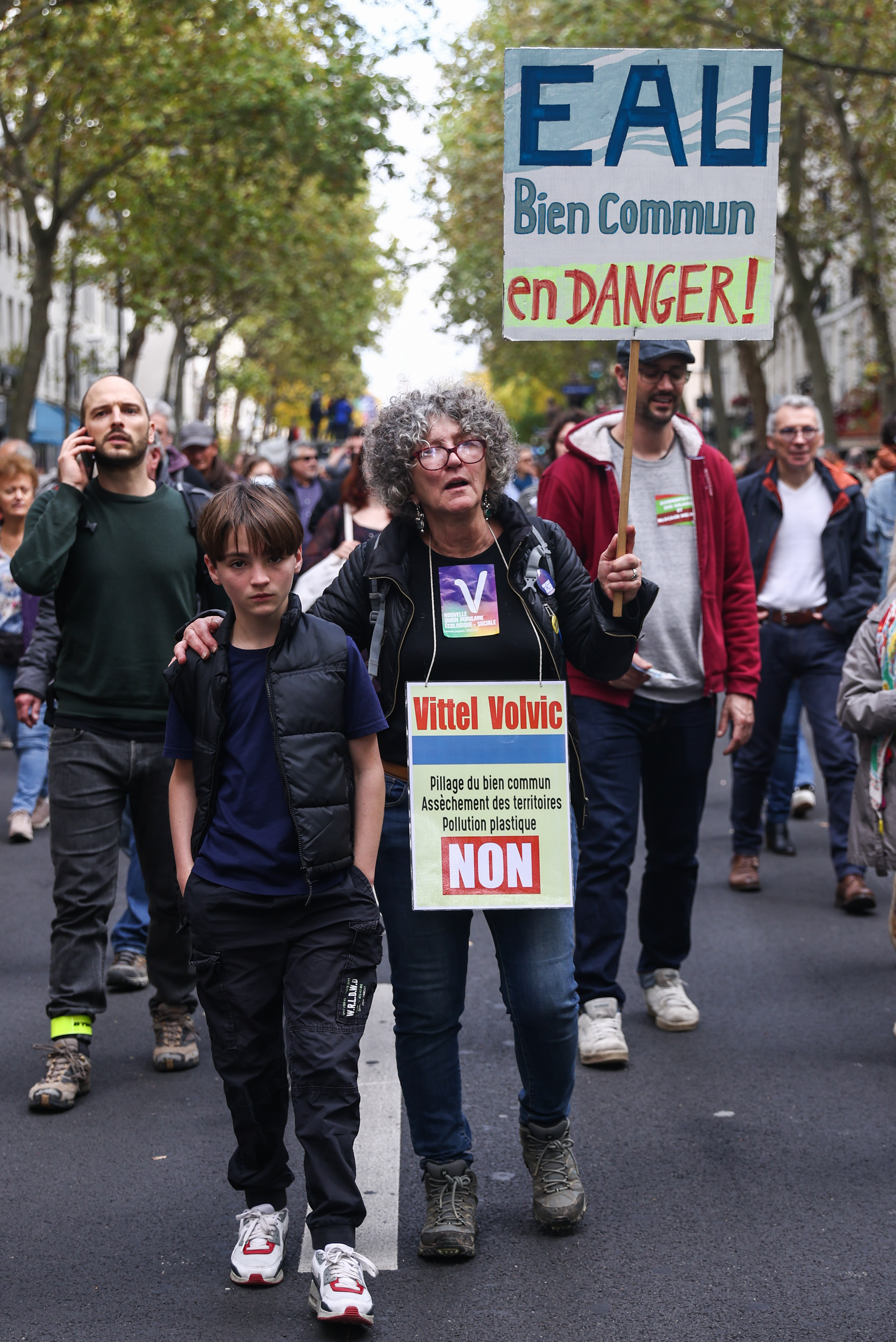 Protest uriaș la Paris. Laureata premiului Nobel pentru literatură, între cei 30.000 de manifestanți
