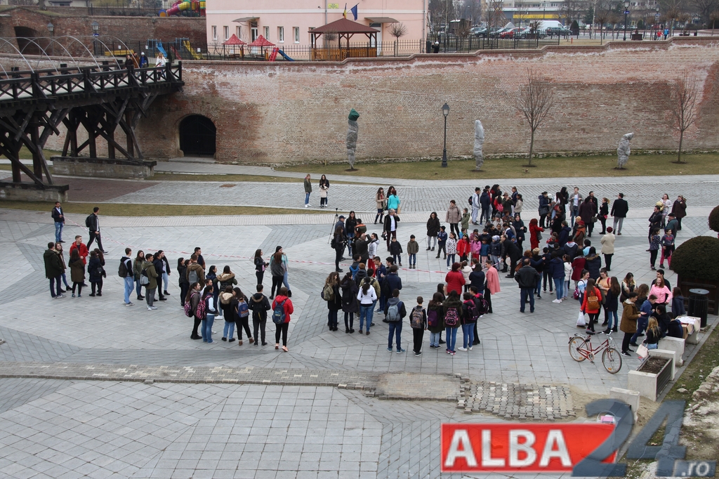 Cetatea Alba Carolina, înconjurată de un șnur de mărțișor uriaș. E lung de aproape 3 kilometri