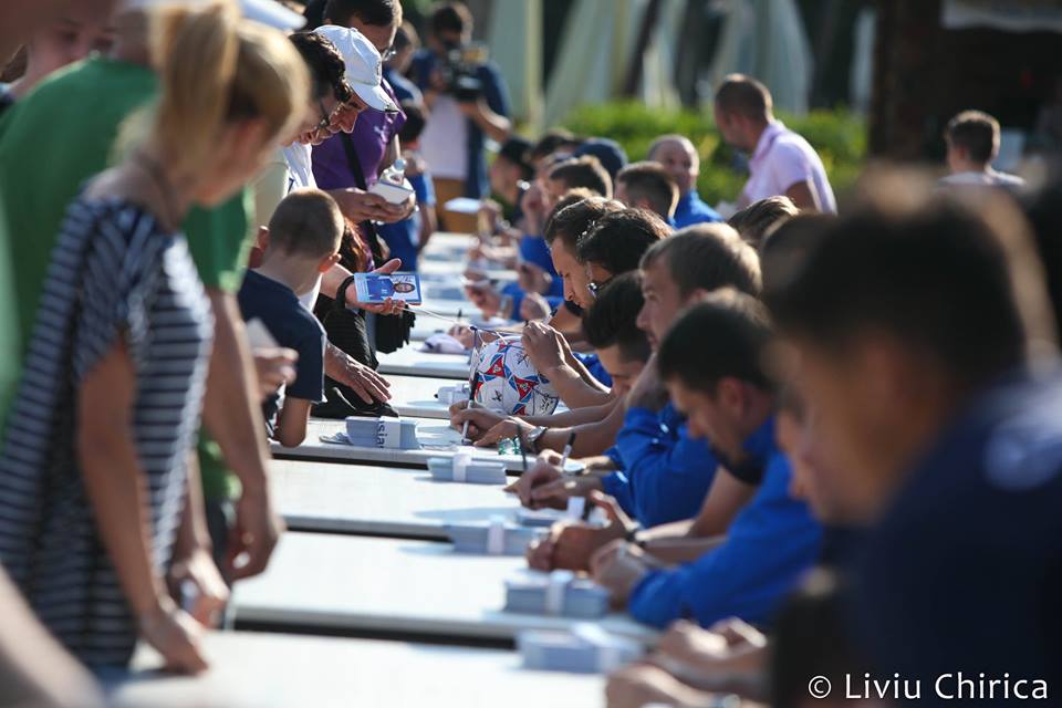 Ieșenii au făcut o sesiune de autografe înaintea meciului cu Steaua / GALERIE FOTO