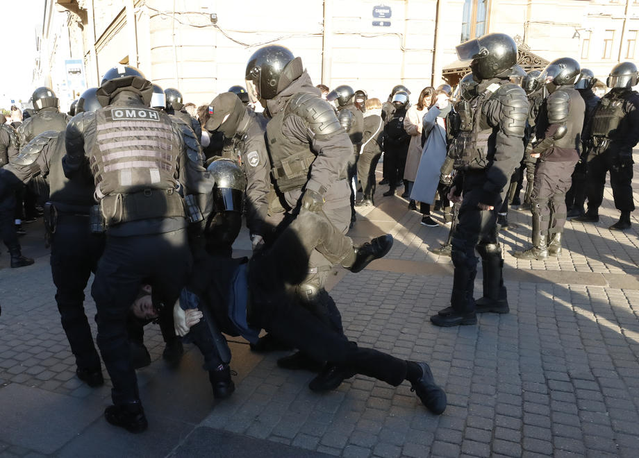 Noi proteste în Rusia, înăbușite brutal de autorități. În Sankt Petersburg, oamenii au strigat „Putin în tranșee” | VIDEO