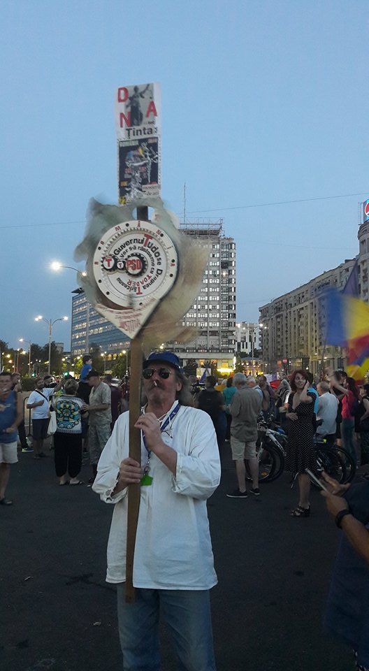 FOTO&VIDEO/ Peste 2.500 de oameni au protestat în Piața Victoriei faţă de modificările la legile justiţiei