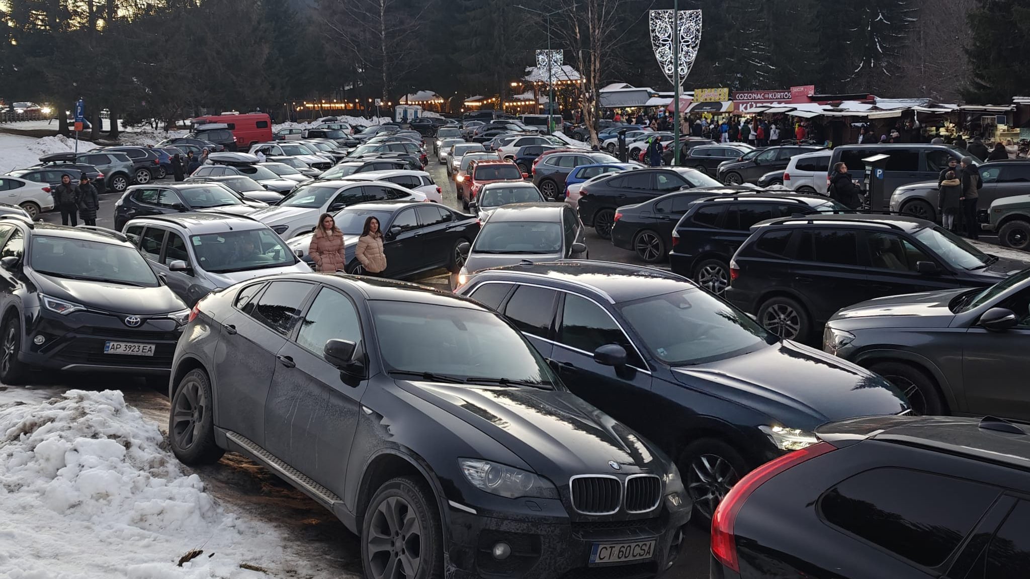Mii de români au petrecut prima zi a anului la munte: trafic infernal, aglomerație în parcări și pe pârtie la Poiana Brașov și Sinaia