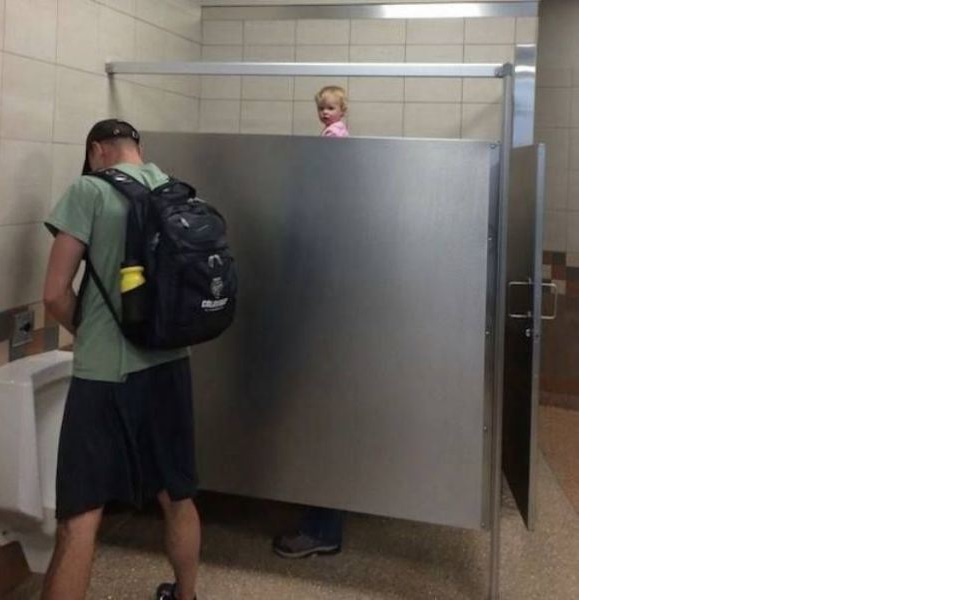 RÂZI CU LACRIMI. Ce ipostaze au surprins camerele de luat vederi instalate în toaletele stadioanelor din America / GALERIE FOTO