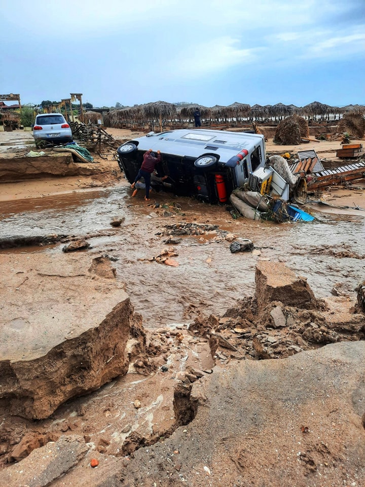 Urmările ploilor puternice de pe litoral. La Mangalia au căzut 200 l/mp. Maşini luate de apă, inundaţii în mai multe staţiuni: dezastru la Venus şi Vama Veche | FOTO