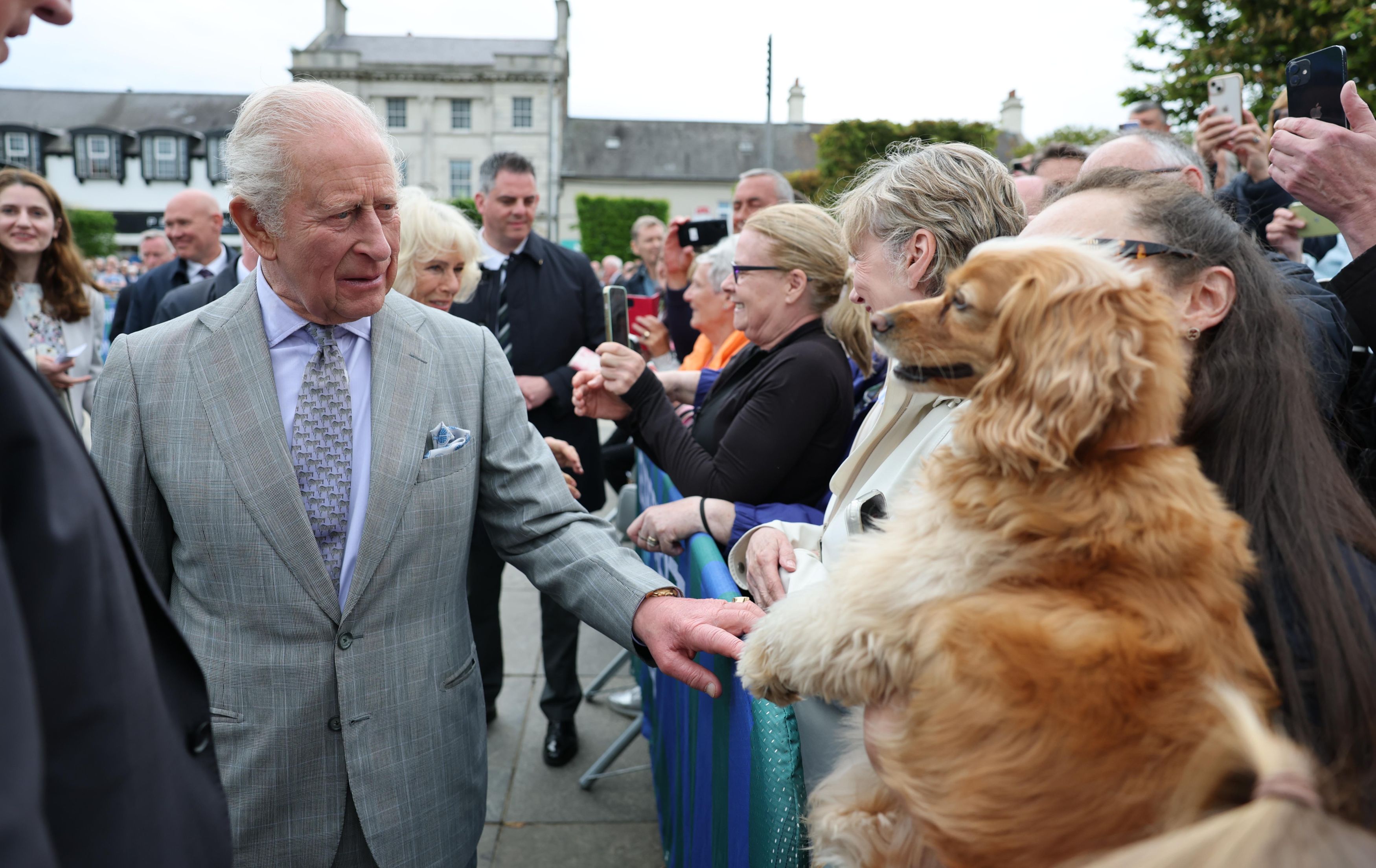 Moment stânjenitor pentru regele Charles în Irlanda de Nord. Un localnic i-a atras atenția imediat