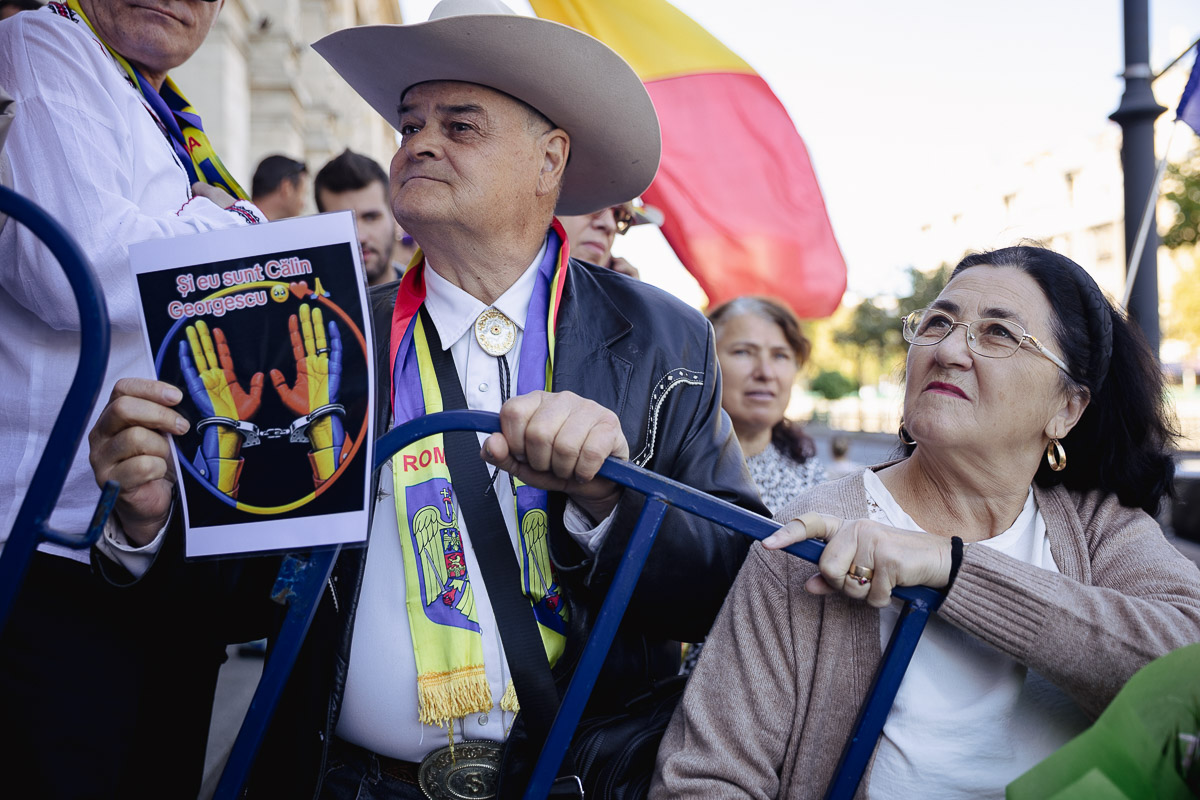 Călin Georgescu în sala de judecată. Ce a făcut în timpul procesului în care e acuzat de complicitate la tentativă de lovitură de stat
