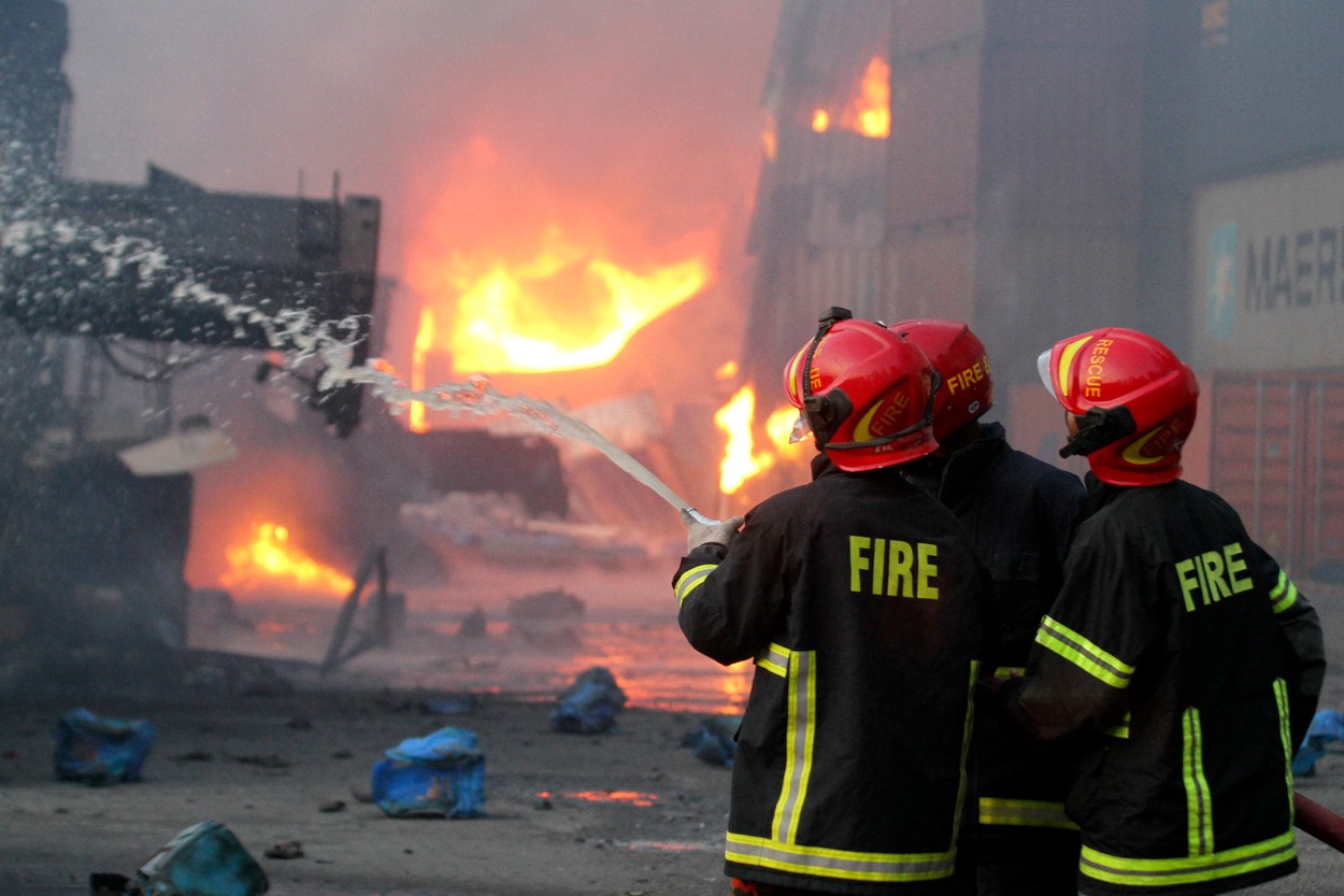 Tragedie în Bangladesh. Peste 40 de morți și sute de răniți, într-un incendiu de proporții la un depozit