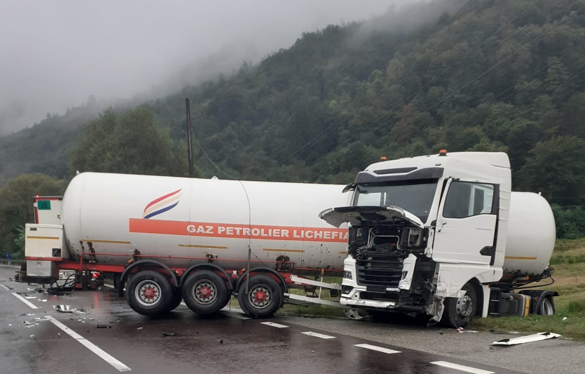 Localnici evacuați la Racovița, în Vâlcea, unde o cisternă cu GPL și un TIR s-au ciocnit