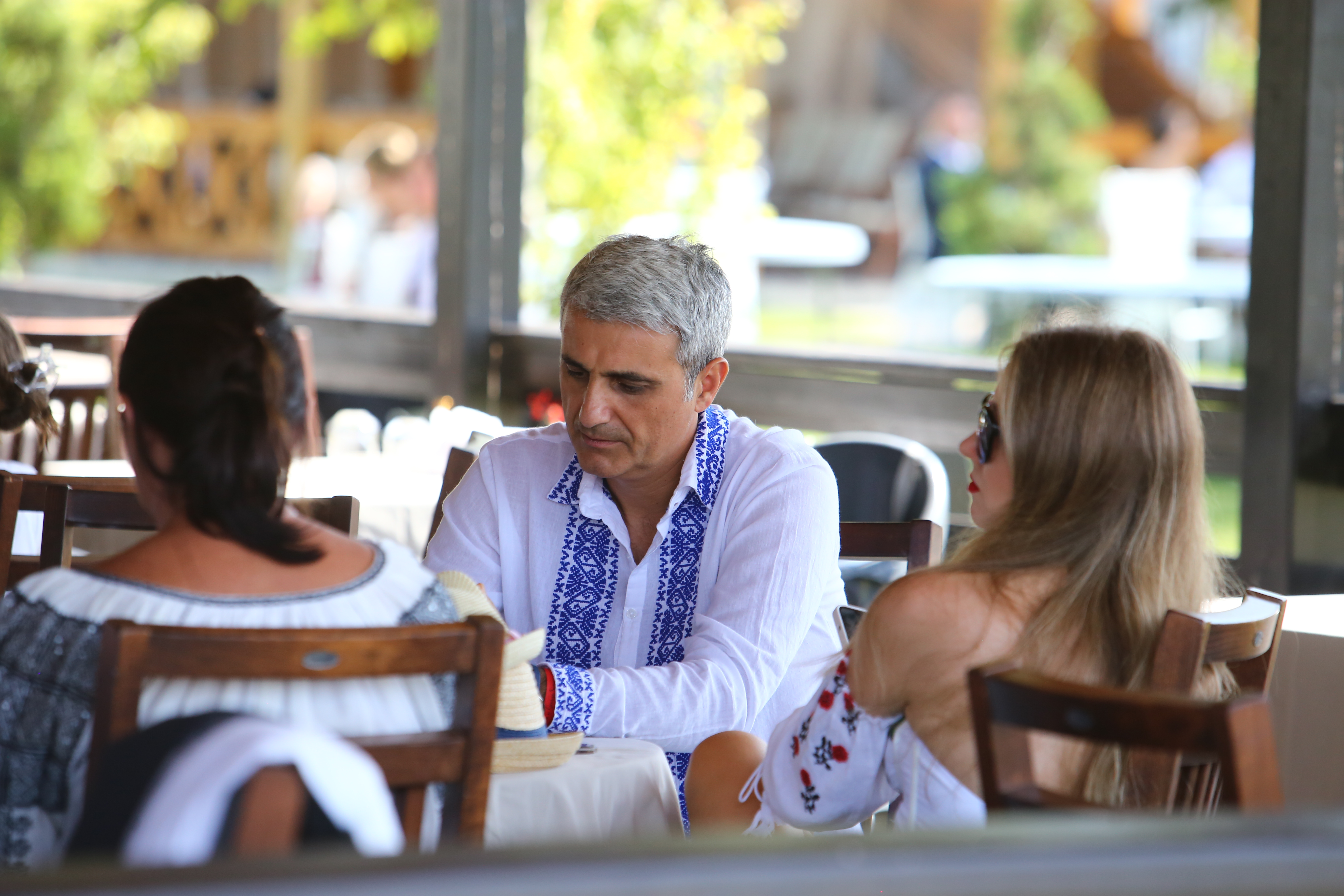 O mireasă și două nunți. Cum a petrecut poporul în vale, iar ceilalți invitați, în deal, la căsătoria „domnului AUR”, George Simion