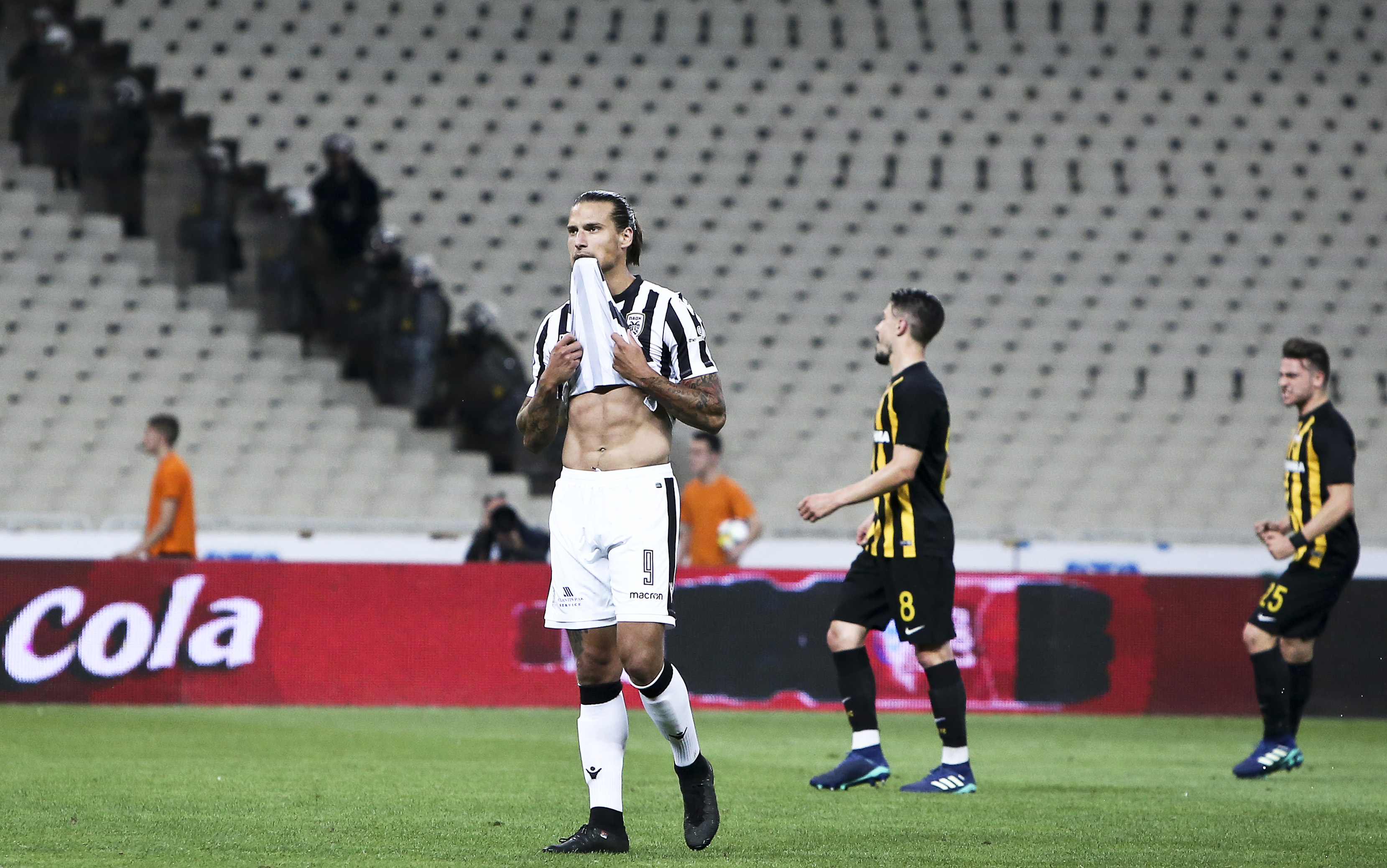 Finala Cupei Greciei, PAOK Salonic - AEK Atena 2-0. Primul trofeu pentru Răzvan Lucescu în Grecia. Mașini incendiate și focuri de armă! | FOTO&VIDEO