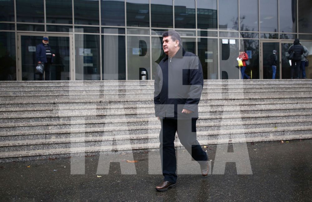 FOTO EXCLUSIV | Gabriel Oprea, întâmpinat cu cătușe pe tavă, la Tribunalul București, de către un protestatar #Rezist costumat în ospătar