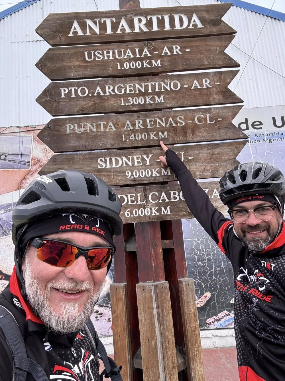 Doi bărbați din Cluj au mers pe biciclete până la „capătul lumii”, în Ushuaia, Argentina