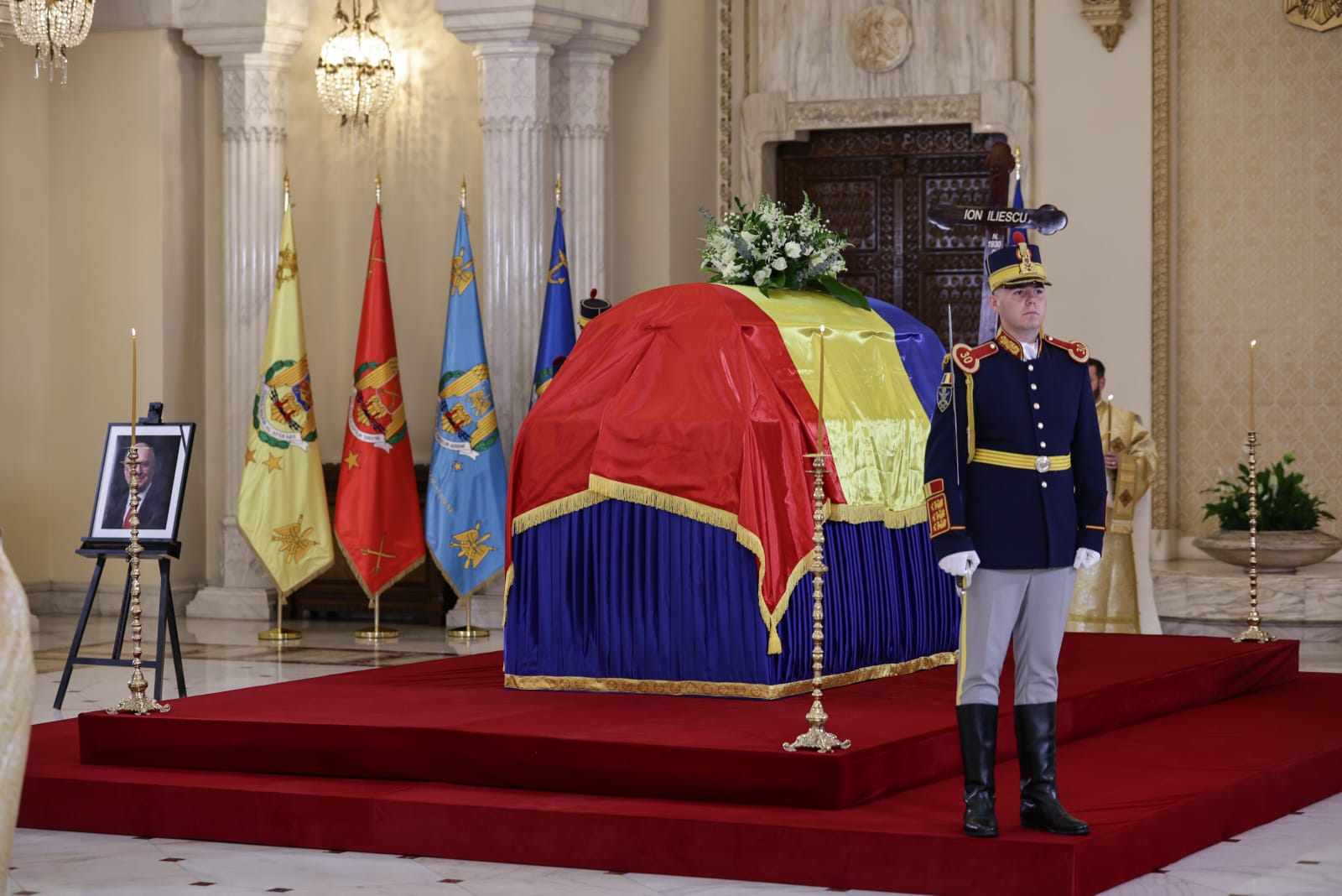 Funeralii de stat pentru Ion Iliescu. Ultimele omagii aduse în fața sicriului fostului președinte, în Sala Unirii, la Palatul Cotroceni
