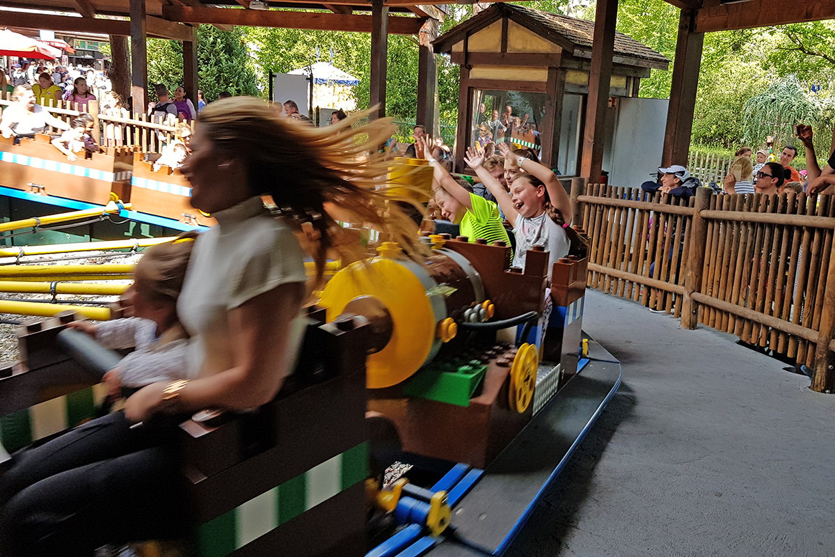 Cât te costă să-ți duci copilul la Legoland și la Castelul Frumoasei Adormite din lumea Disney?