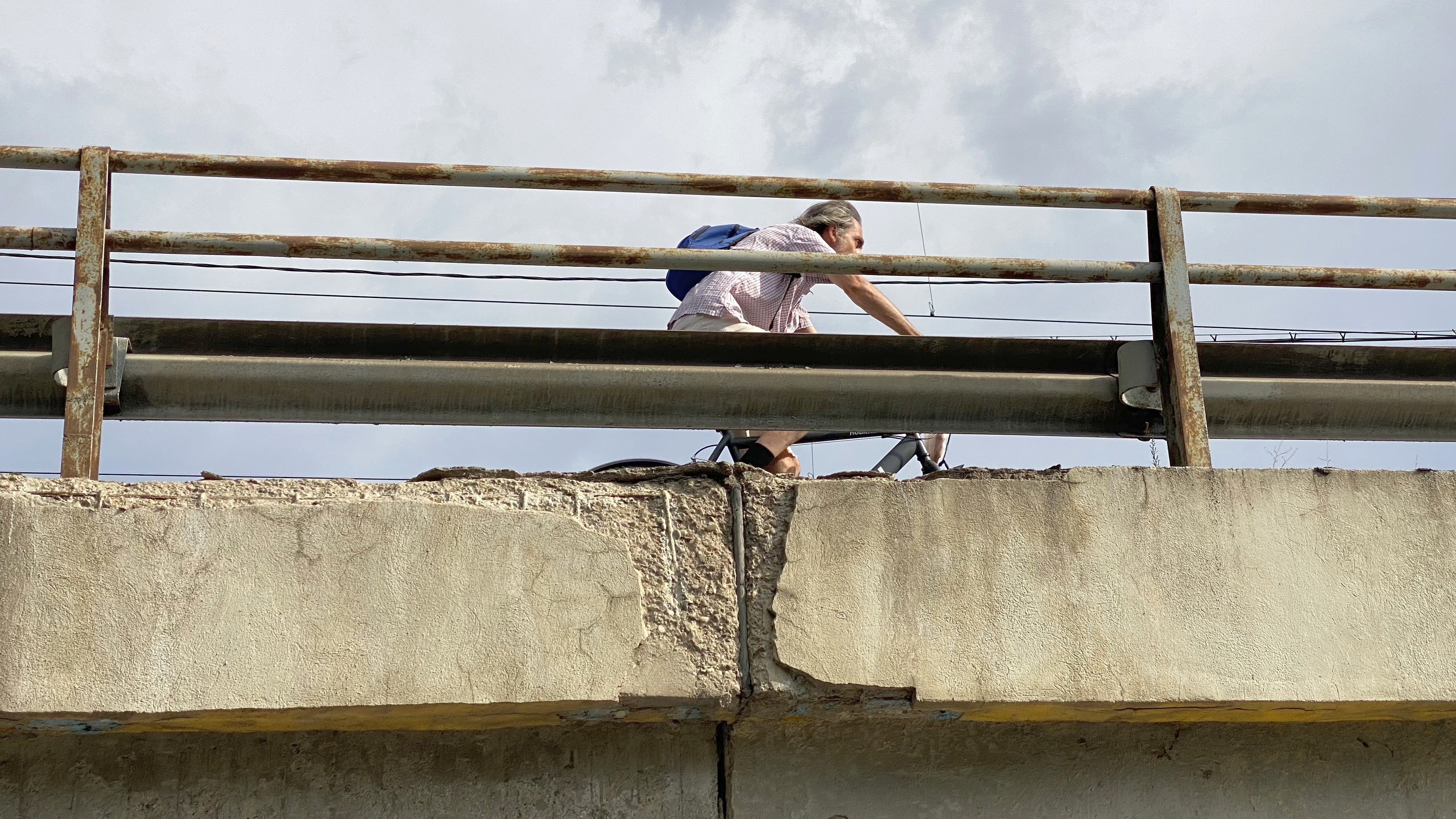 Balustrade lipsă sau ruginite, bucăți de beton care stau să cadă, structură de rezistență într-o stare precară. Cum arată Podul Grant, care intră în reparații pentru doi ani
