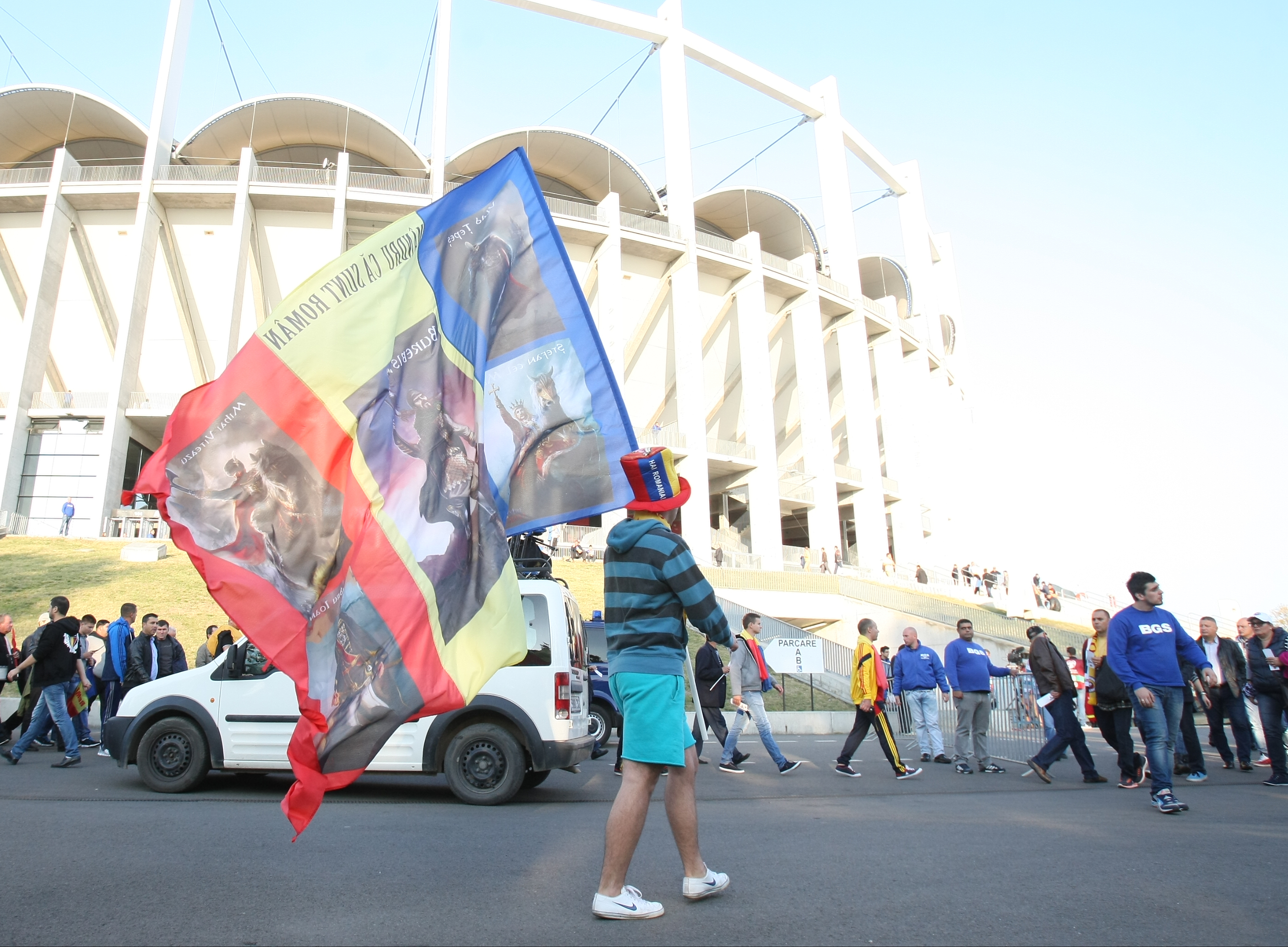 GALERIE FOTO / Jucătorii au ajuns la stadion. Suporterii români au făcut poze cu tricolorii
