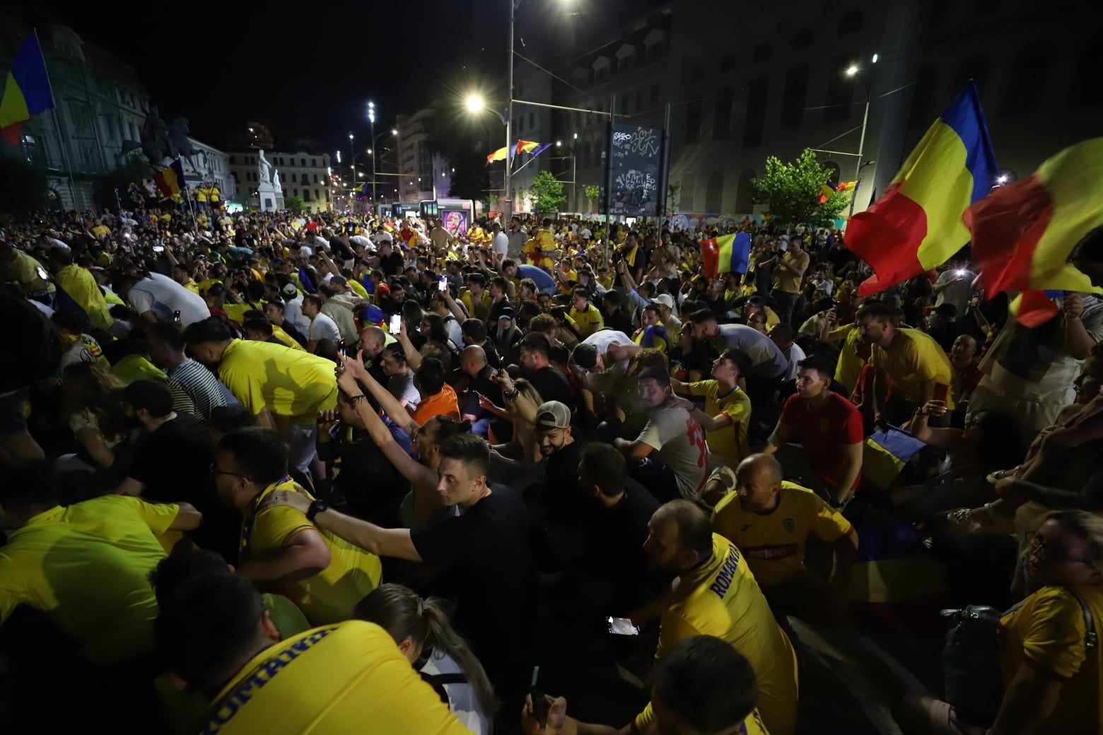 Sărbătoare și la București! Atmosferă incendiară în Piața Universității după ce tricolorii s-au calificat în optimi la Euro 2024