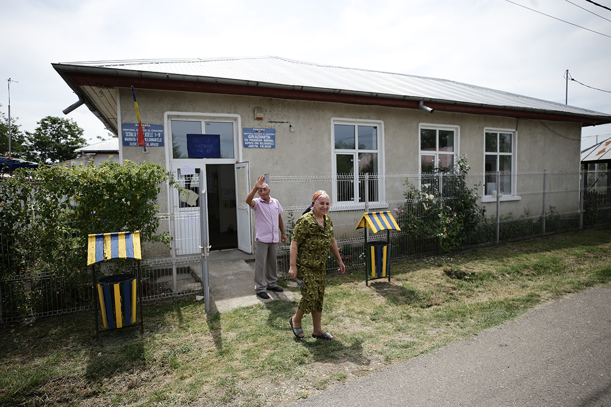 REPORTAJ Alegeri 2024 | Poliție, jandarmi și o bunică speriată de propria nepoată la Belciugatele: „M-a făcut în tot felul că am urcat în mașina primarului!”