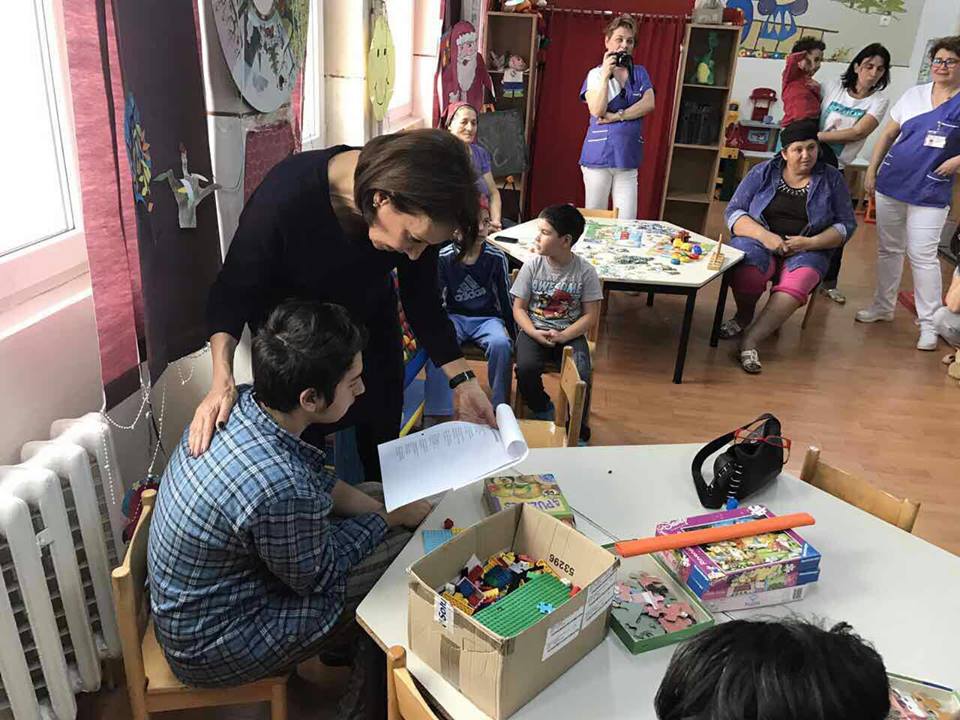 Carmen Iohannis le-a dus cadouri bolnavilor de la Spitalul de Pediatrie