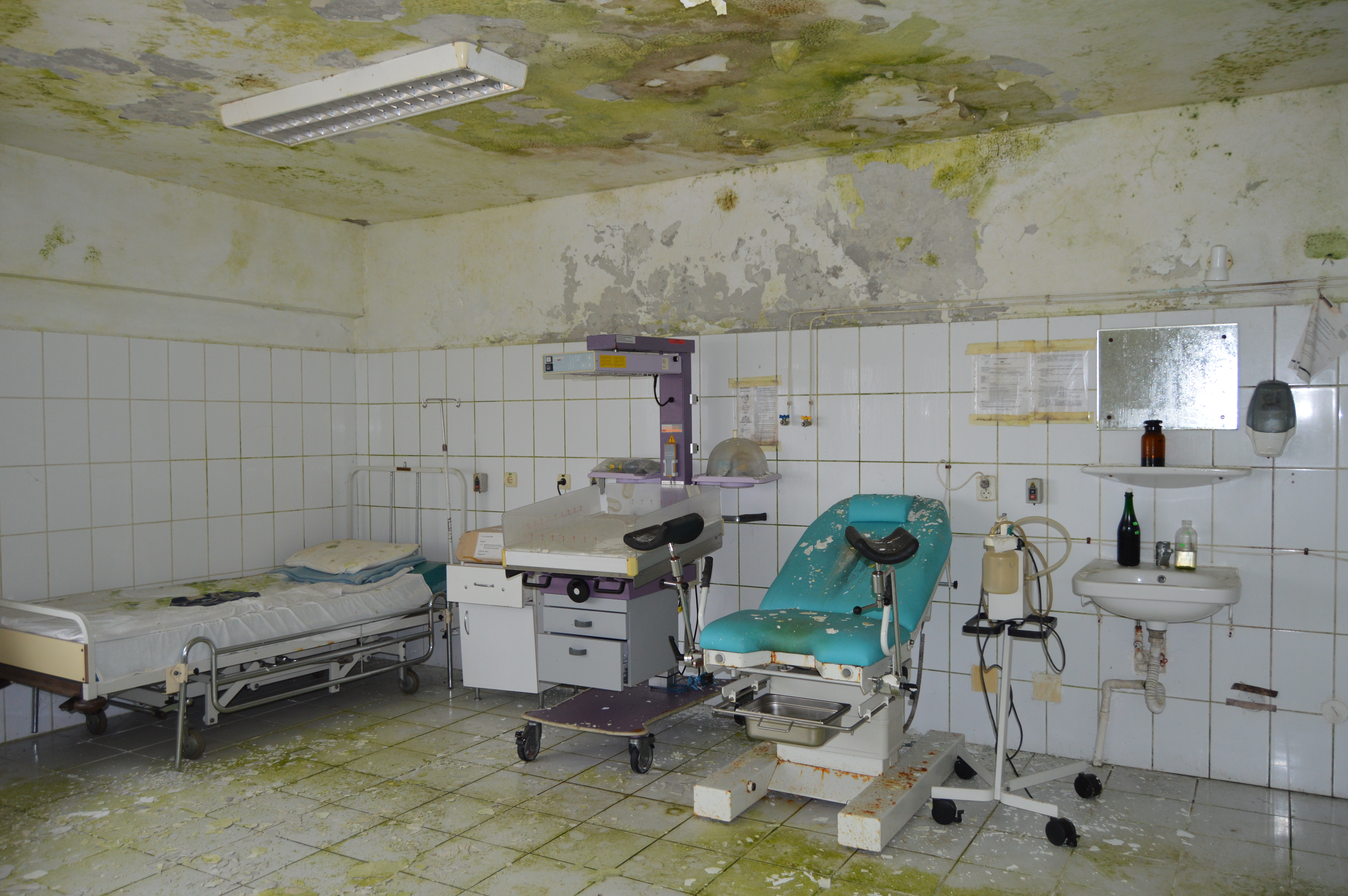 FOTOREPORTAJ/ Bombă biologică în spitalul din Negrești, închis de Guvernul Boc: pereți, instrumentar și paturi mucegăite