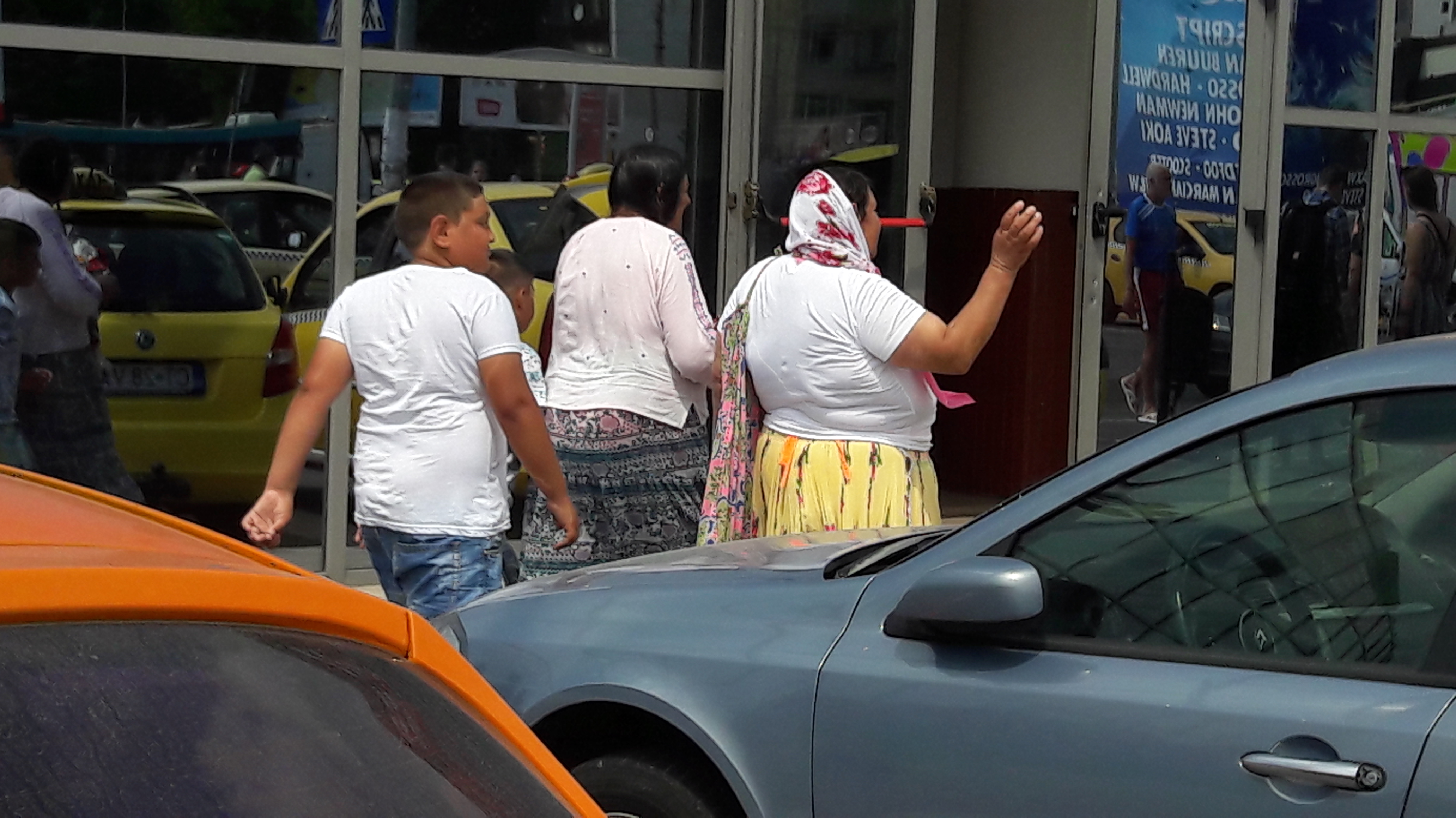 Aventura la Neversea 2018. În Gara Constanța turiștii sunt întâmpinați de taximetriștii puși pe jecmăneală și de șuții ”cu mâini agere”