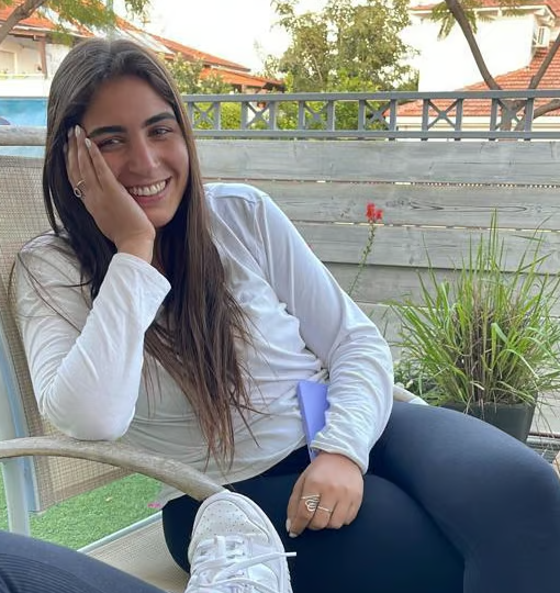 „Am primit 3 dinți pentru înmormântare”. Karin a mers în cârje la festivalul de muzică Nova și a fost ucisă într-o ambulanță, în care teroriști Hamas au tras o rachetă