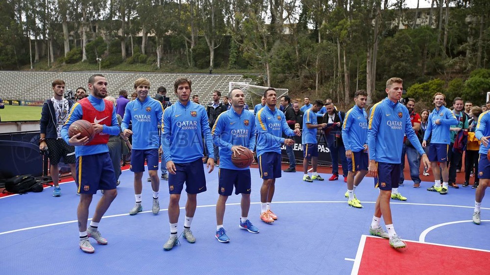 Fotbaliștii Barcelonei s-au antrenat cu starurile NBA de la Golden State Warriors / VIDEO