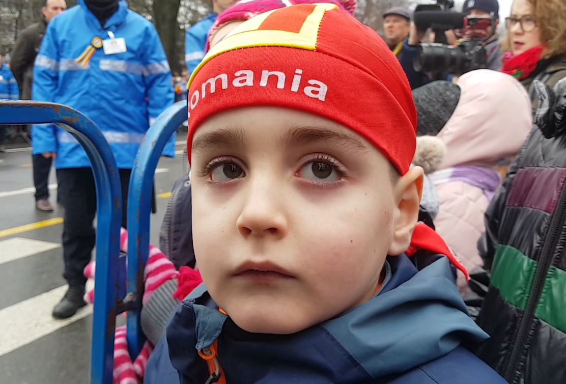 VIDEO/Gânduri de paradă, la defilarea de 1 Decembrie. Românii vor pace, unitate și un loc mai în față