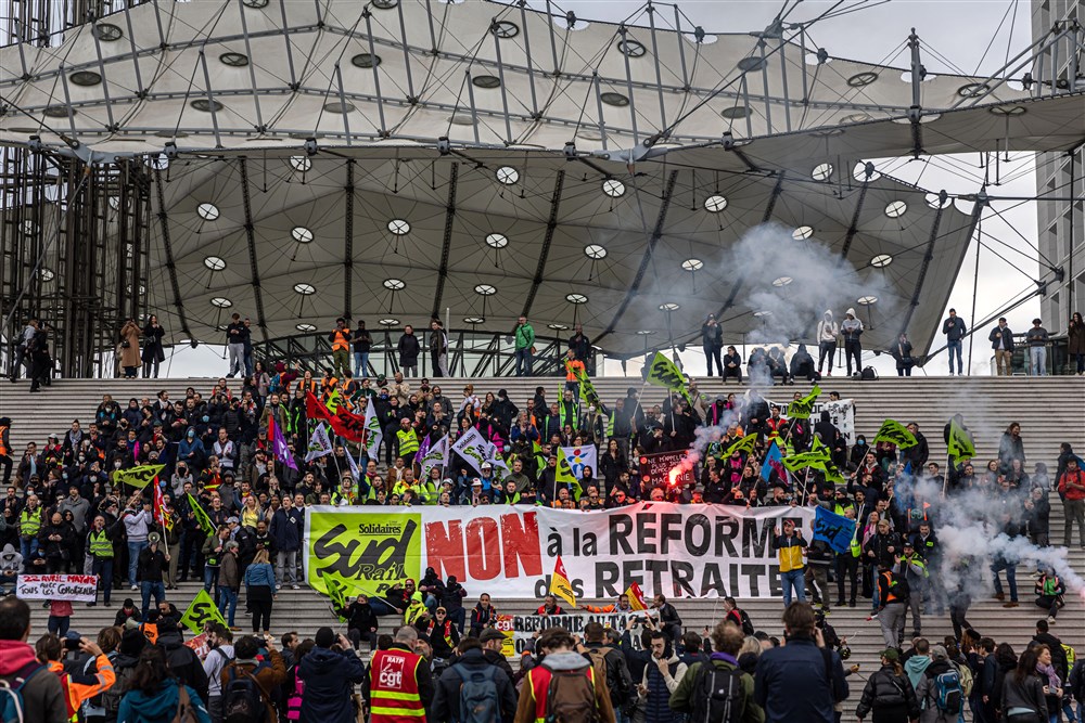 Protestatarii francezi au intrat cu torțe în sediul unei companii financiare din Paris, pe fondul furiei față de legea pensiilor