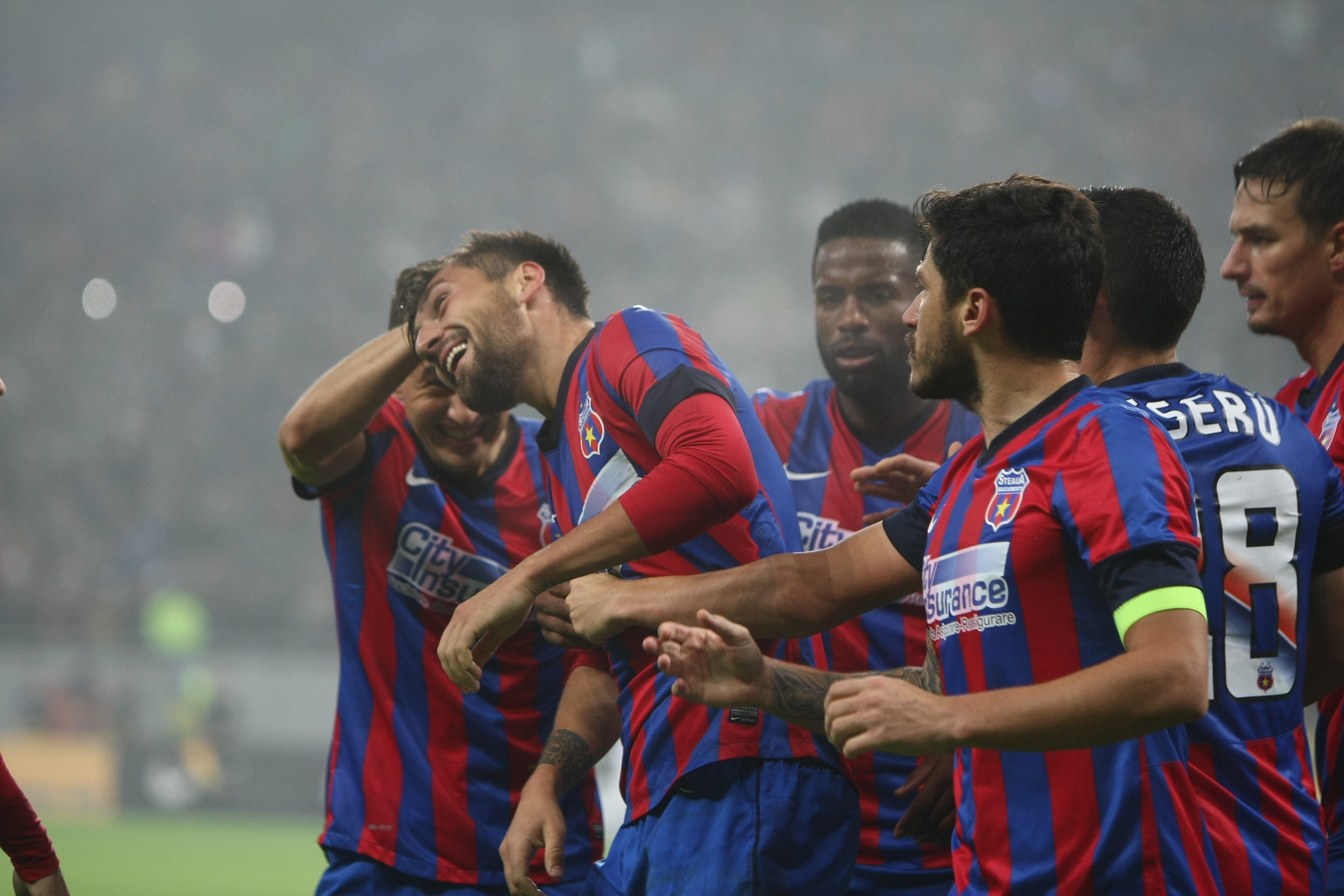 GALERIE FOTO&VIDEO/ DERBY-UL ROMÂNIEI, STEAUA - DINAMO 3-0. ^ Echipa din Ghencea i-a speriat pe ”câini” de Halloween! Szukala, Papp și Keșeru au înscris pentru roș-albaștri. Arlauskis și Bărboianu, loviți de petardele aruncate de suporteri. Băiatul lui Florentin Petre a debutat la Dinamo