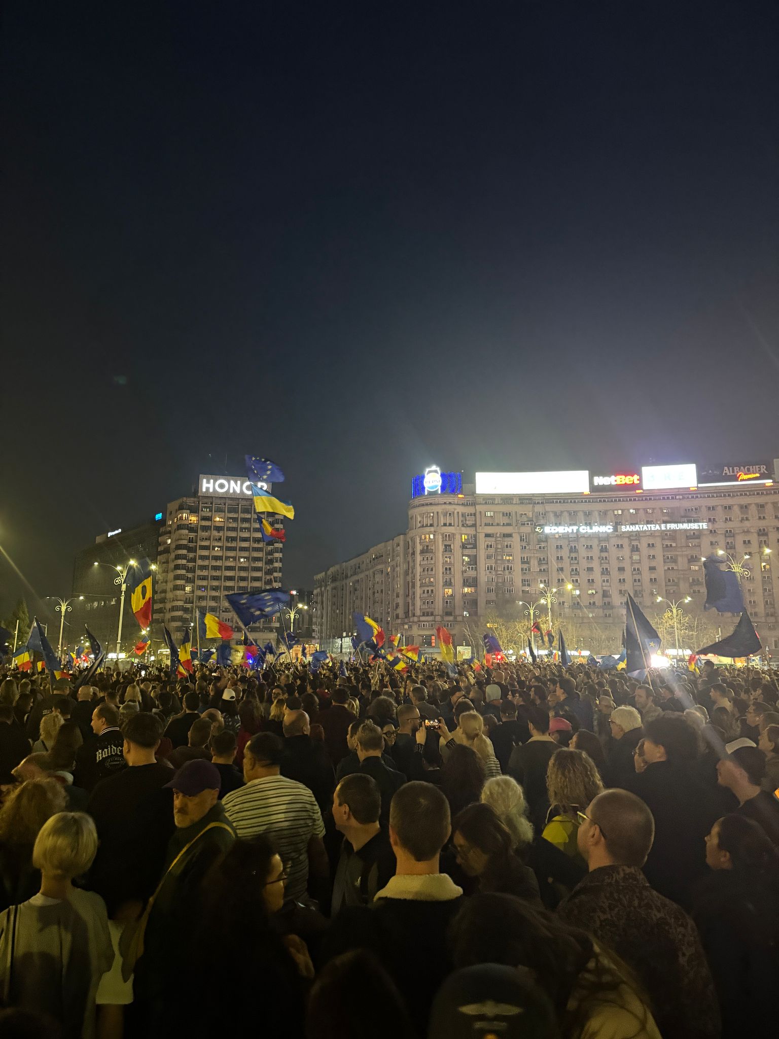 Miting EuRo Manifest în Piaţa Victoriei pentru susținerea apartenenţei la UE. Fanii lui Călin Georgescu, identificați de jandarmi