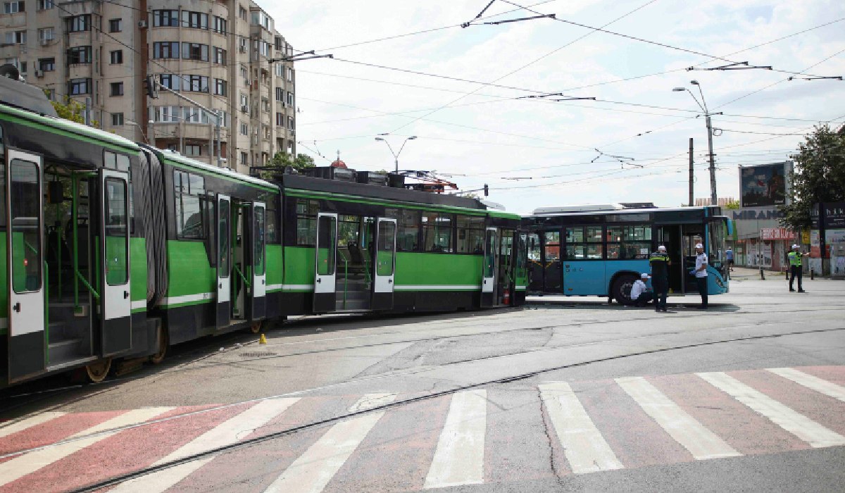 Accident între un tramvai și un autobuz STB la intersecția dintre Calea 13 Septembrie cu Strada Progresului. Cel puțin 11 persoane rănite