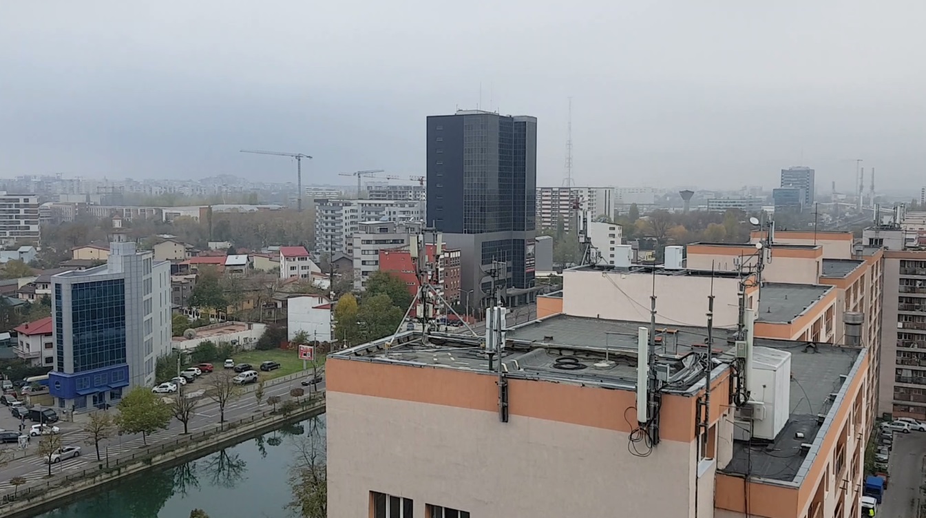 VIDEO / Macaragiul Marian și căsuța lui din nori. Are mochete, perdeluțe și se descalță când intră în tură