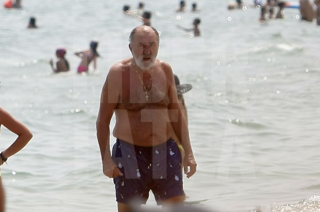 Surfer-Țiri! Miliardar la apă! Fostul jucător de tenis Ion Țiriac s-a bălăcit după decenii pe litoralul românesc. Atunci, mergea la mare cu singura lui soție | FOTO