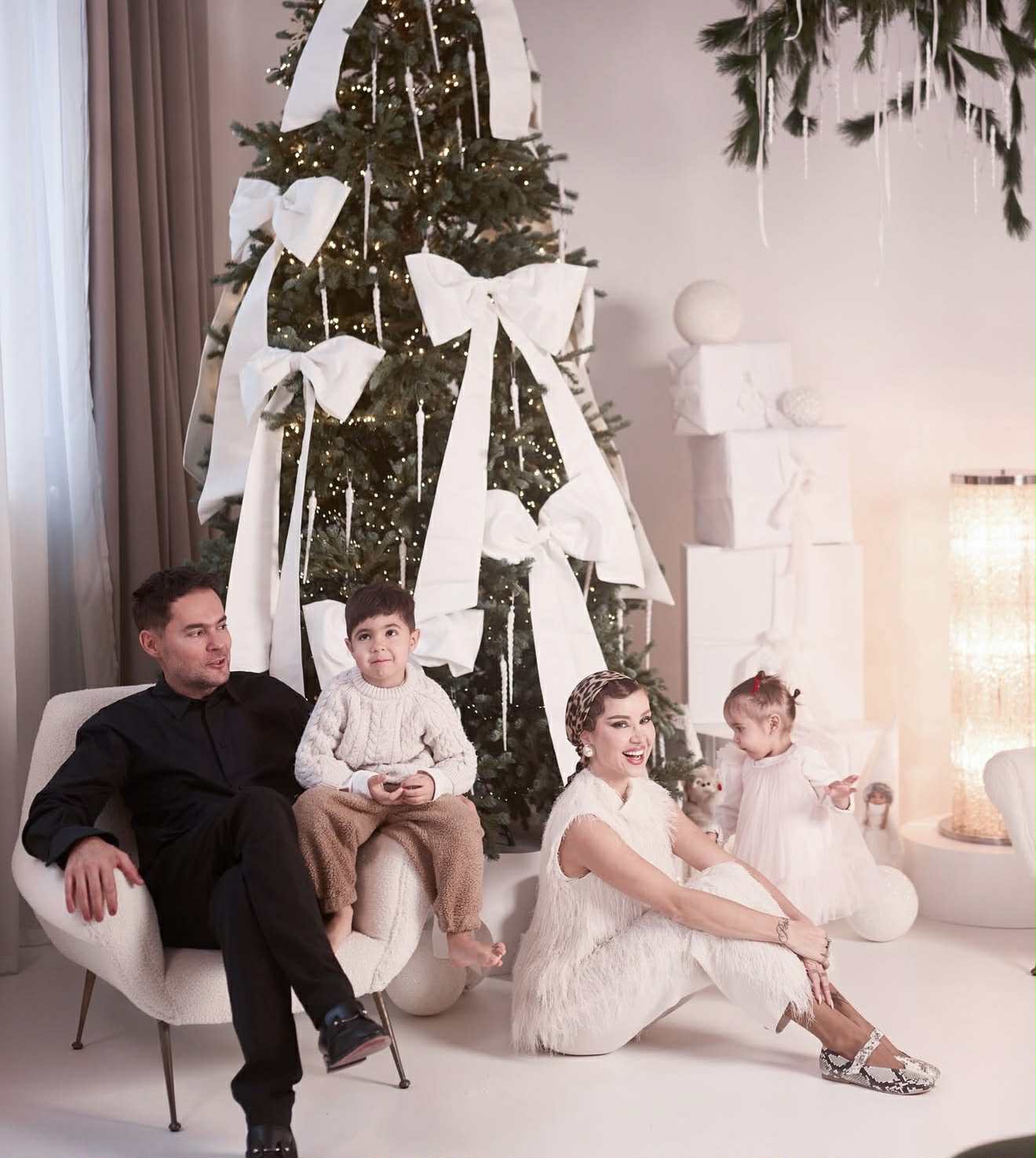 Cine apare în ședința foto de sărbători a Alinei Ceușan. E o persoană foarte specială pentru familia ei: „Mulțumesc că te implici așa cum aș face eu”