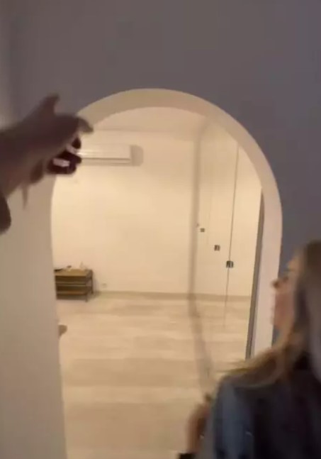 Imagini din apartamentul în care locuiește Amna. Cum arată dormitorul și bucătăria: „Nu îi trebuie nimănui nimic mai mult de atât în viață”