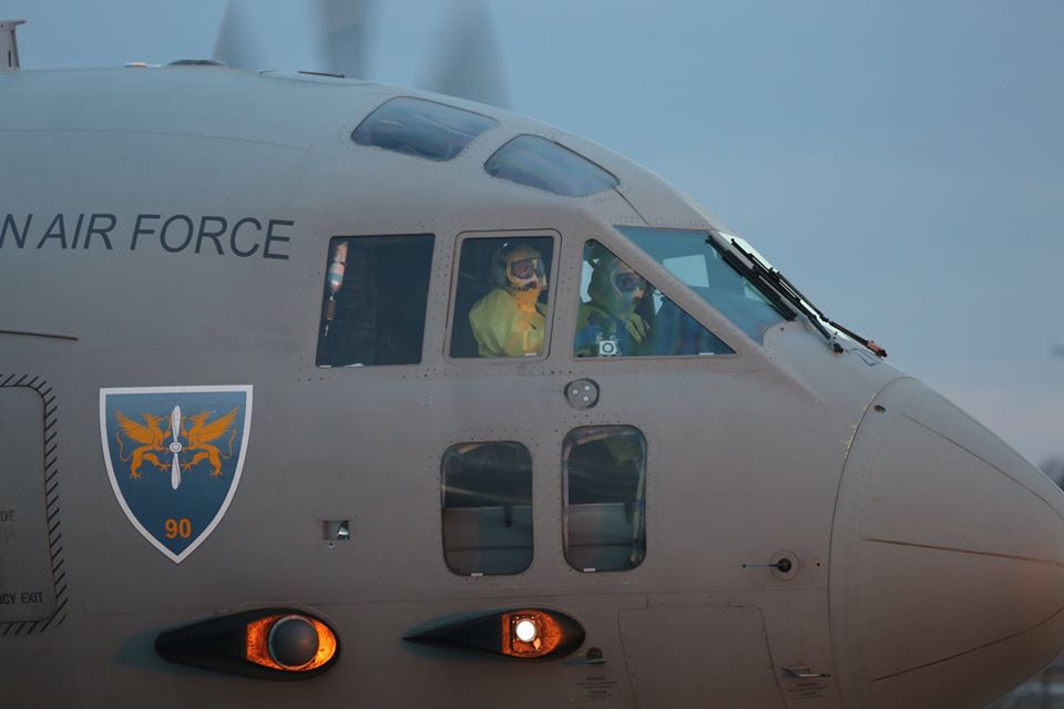Cum arată avionul militar amenajat pentru a-i aduce în țară pe românii de pe Diamond Princess