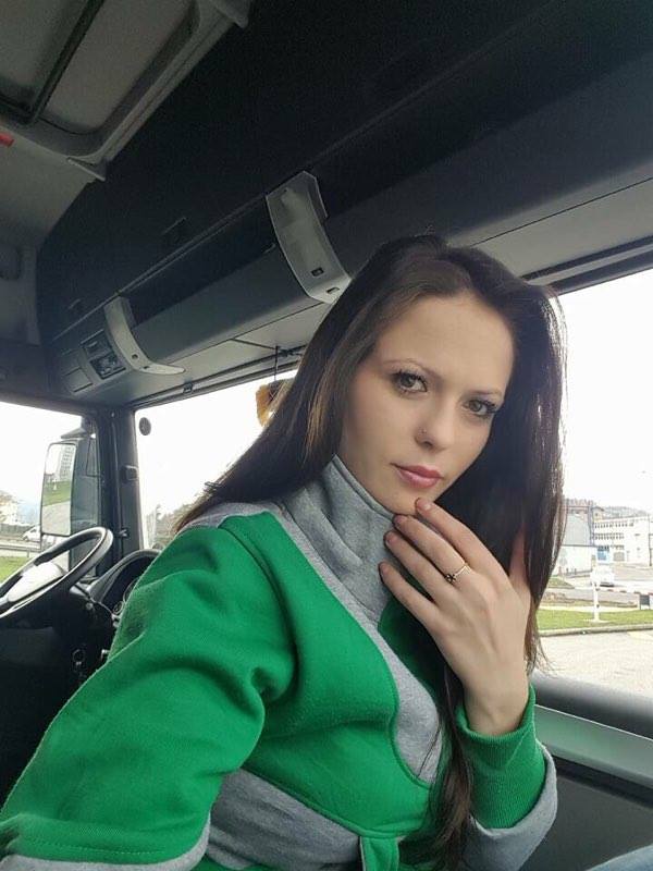 Cea mai tare din parcare! O blondă sexy străbate Europa la volanul unui TIR de 40 de tone încărcat cu... substanțe periculoase!